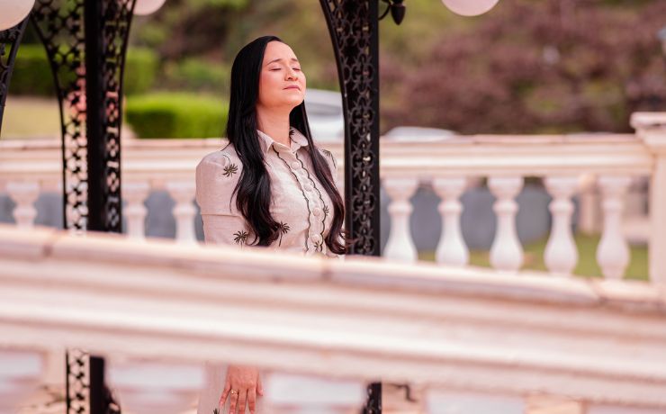 A cantora Abigail lança “Adorador de Verdade”