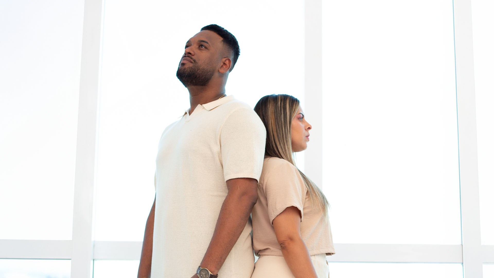 A dupla Alison e Vitória exaltam com louvor o “Rei do Impossível”