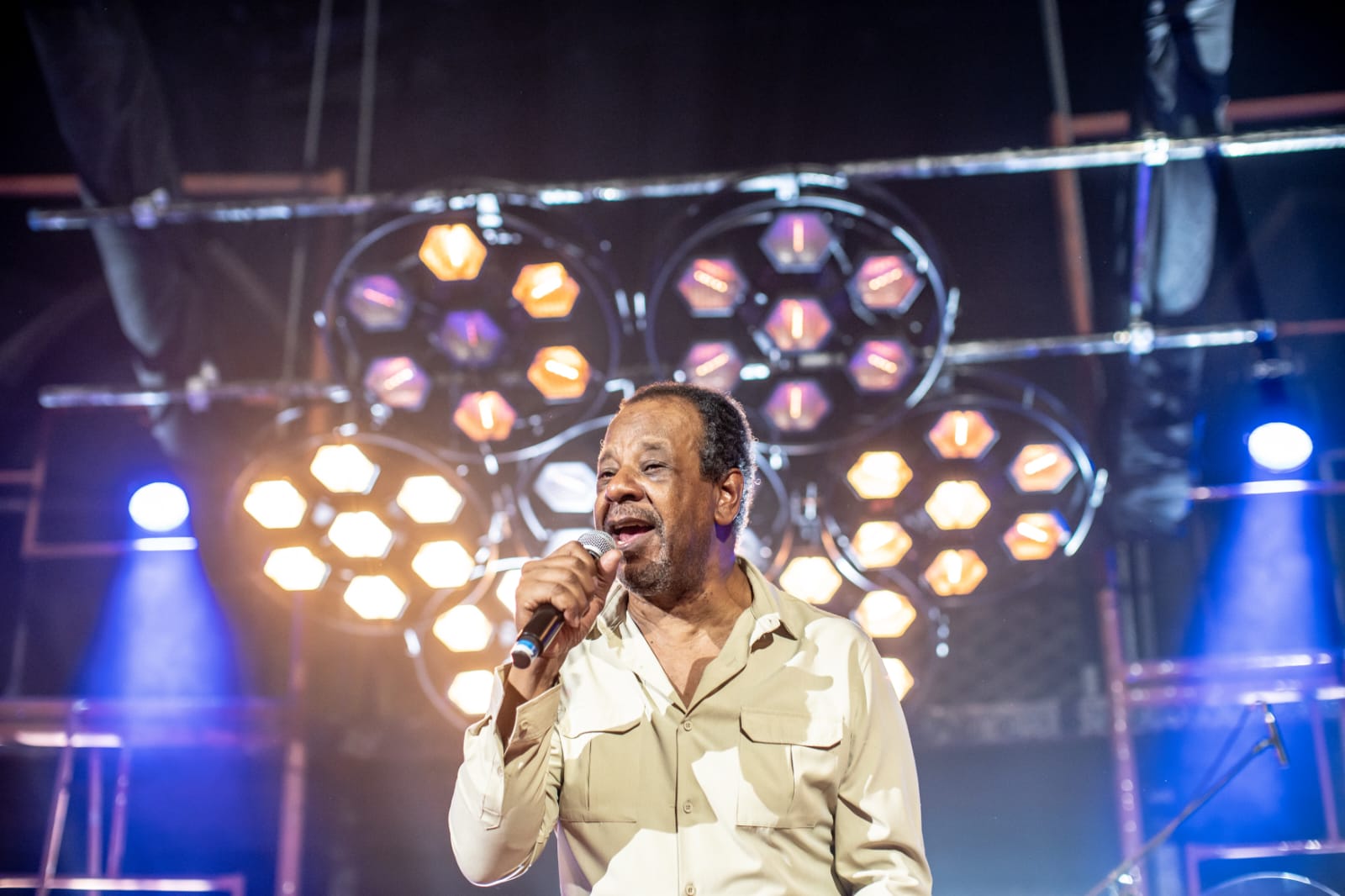 Adhemar de Campos lança “Deus Presente”, um chamado à presença de Deus