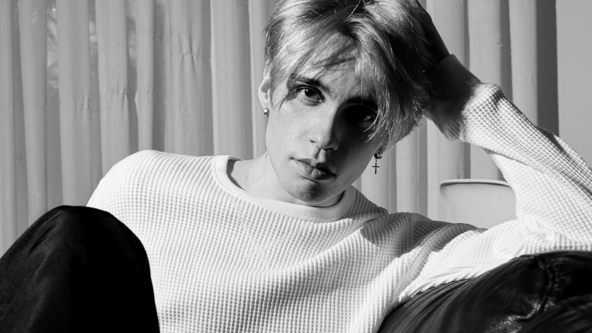 Cantor Davi Santos estreia carreira musical com o single Bad Things