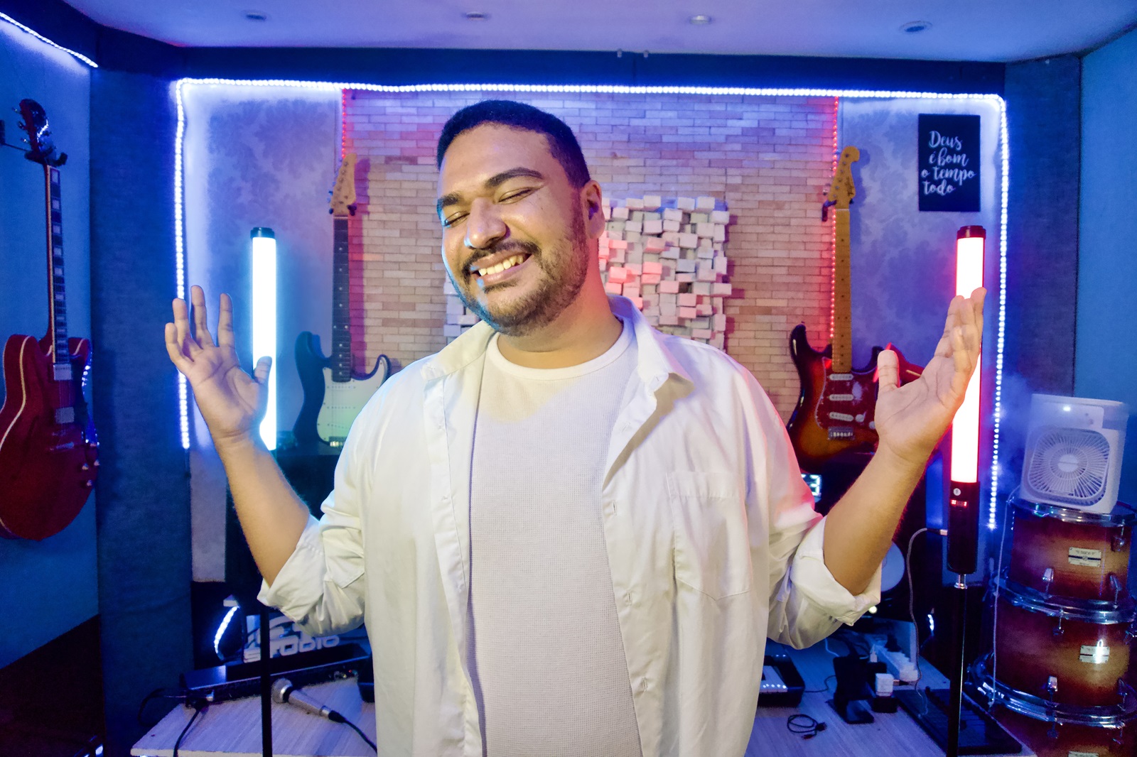 Cantor Lucas Alencar lança o EP “Fluir: Worship Sessions, Vol. 1 - Arrependimento”