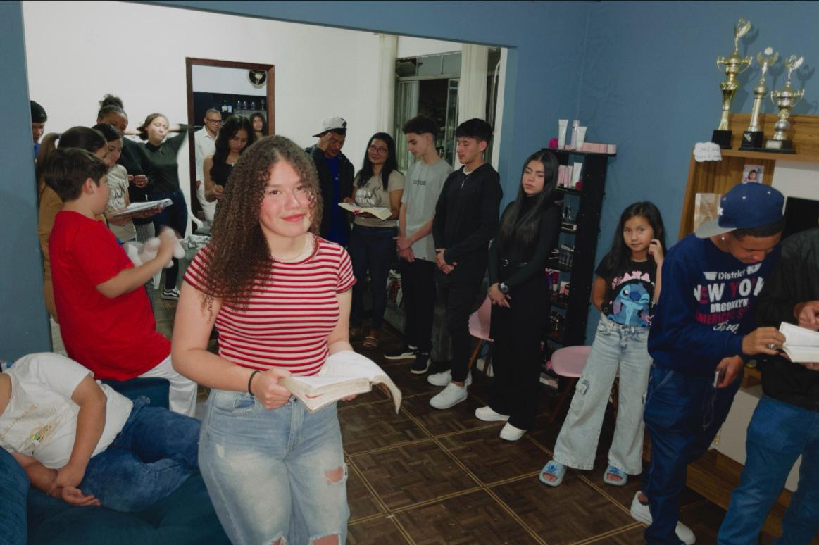 Cantora Alana Araújo lidera Grupo de Crescimento e inspira jovens na caminhada cristã