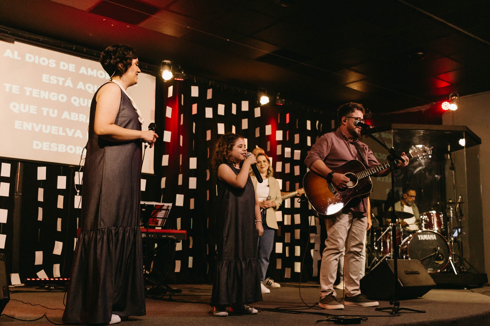 Carlinhos Falsetti lança Buenas Noticias, música com participação de sua família