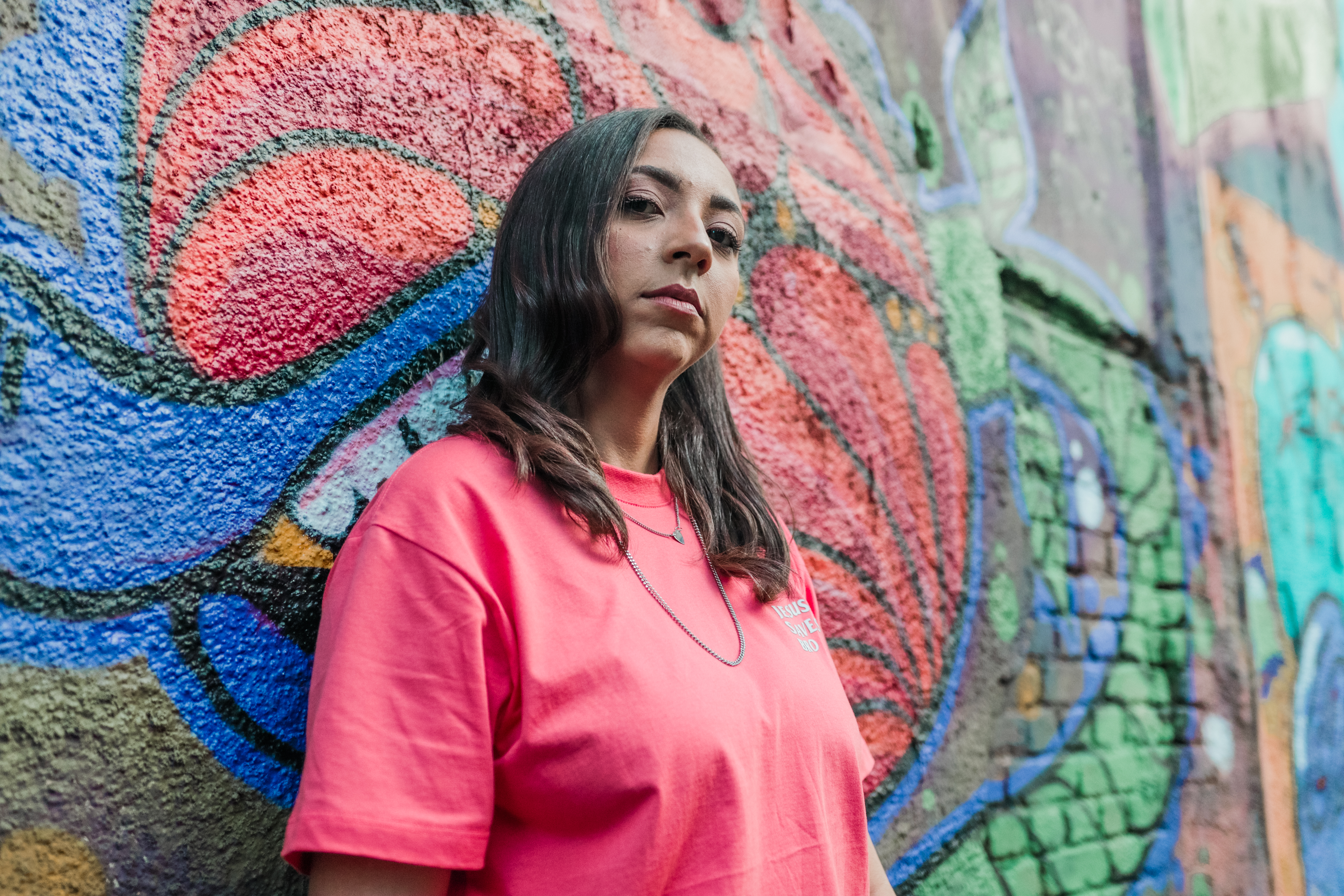 “Cercado Pelo Teu Poder”, música de Maya Molina e Fabão MC adoração com tons de trap