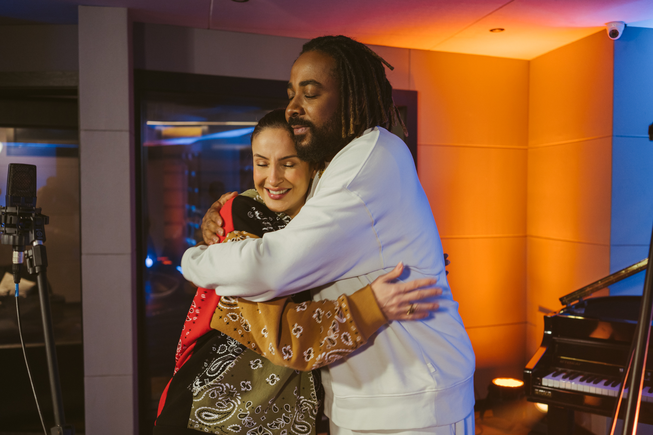 Clovis convida Claudia Leitte para collab emocionante no single “Aprendiz”