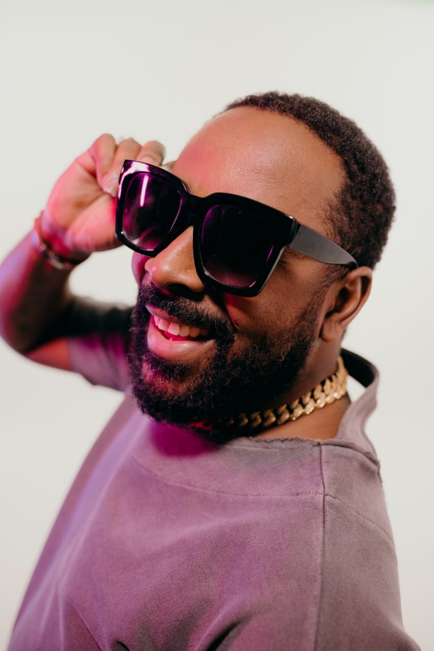 Clovis lança seu primeiro single e videoclipe pela Som Livre e dá o start em sua carreira solo