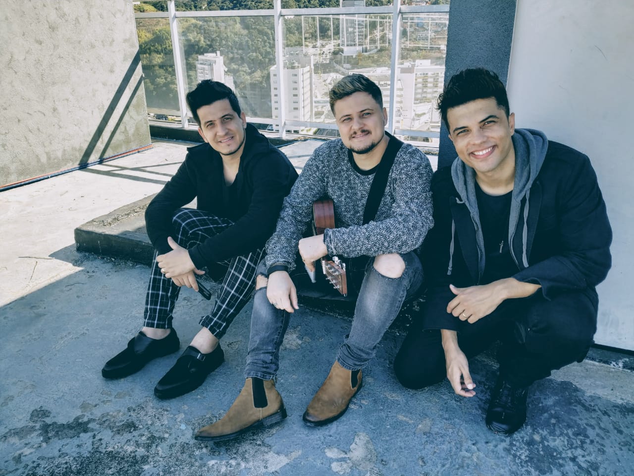 Com a participação de André e Felipe, Raony Farsura lança videoclipe da canção “Eu não sou daqui