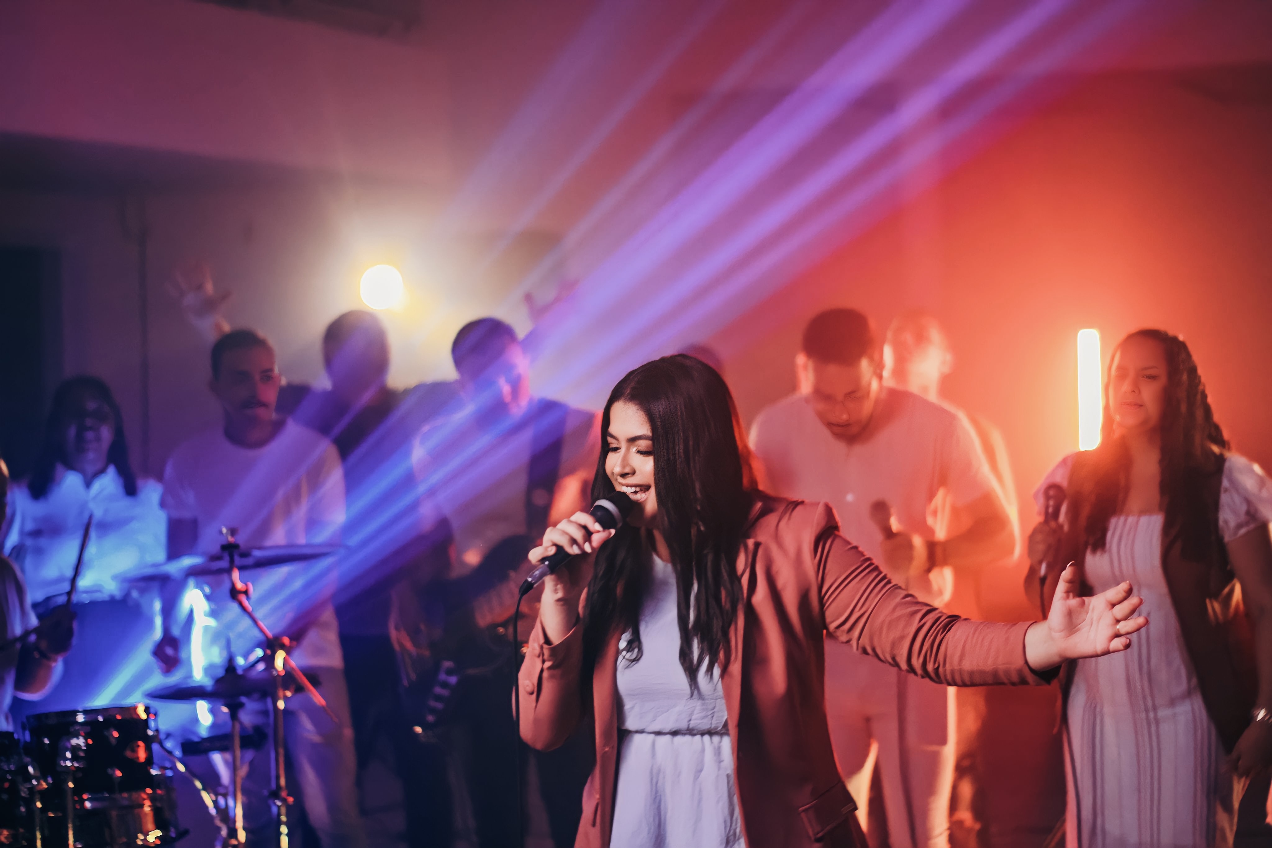 Com o single “Fogo que Consome”, Lucília Santana se apresenta no cenário musical