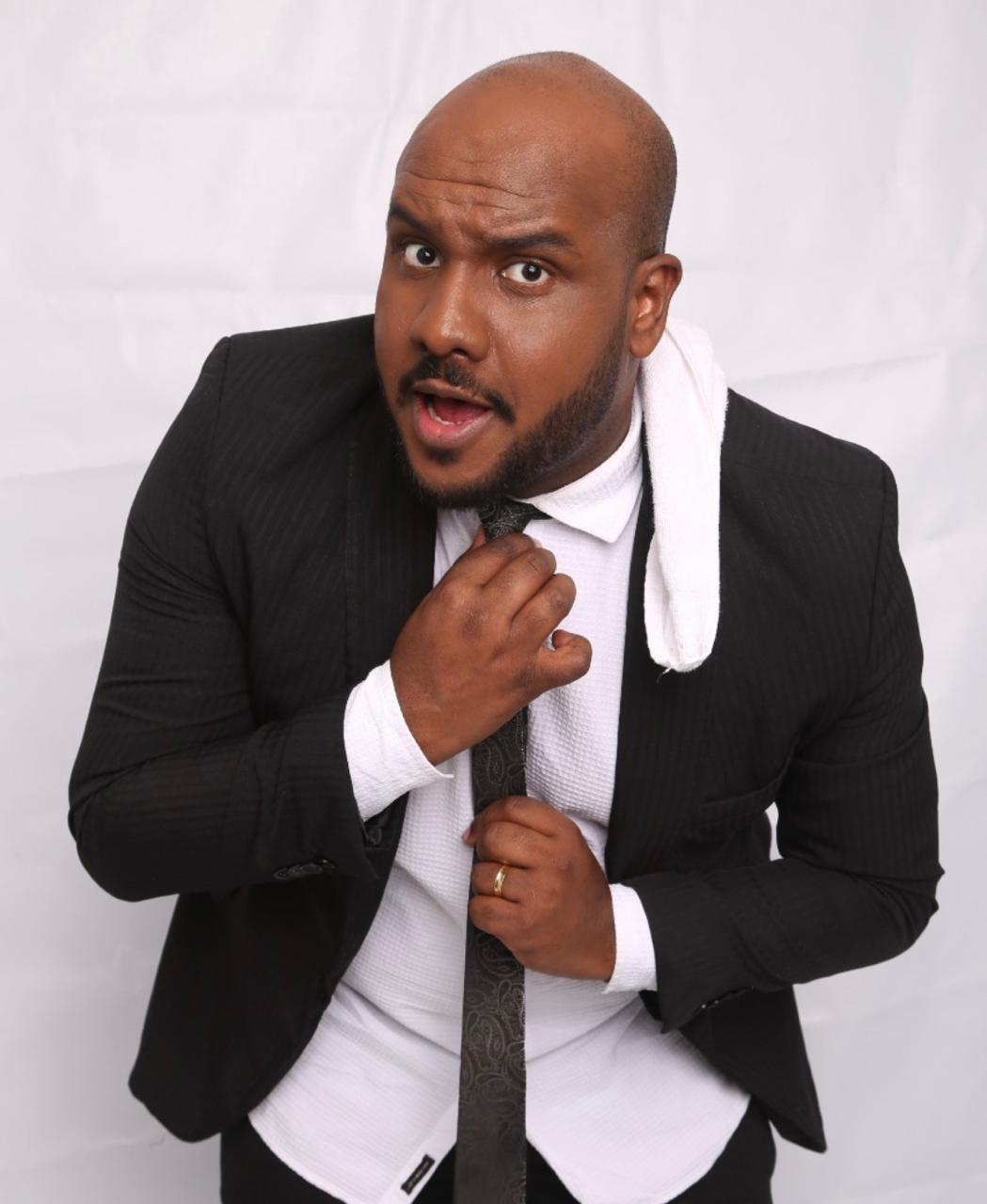 Conheça o humorista cristão Vini Rodrigues, que dá vida ao personagem Jacinto Manto