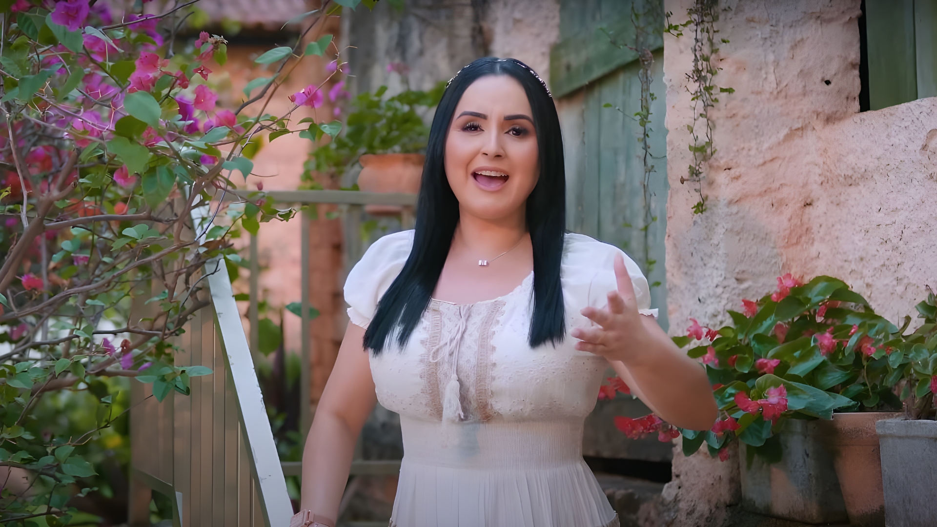 Cristiane Lourenço canta com autoridade espiritual a canção “Tá Cancelado”