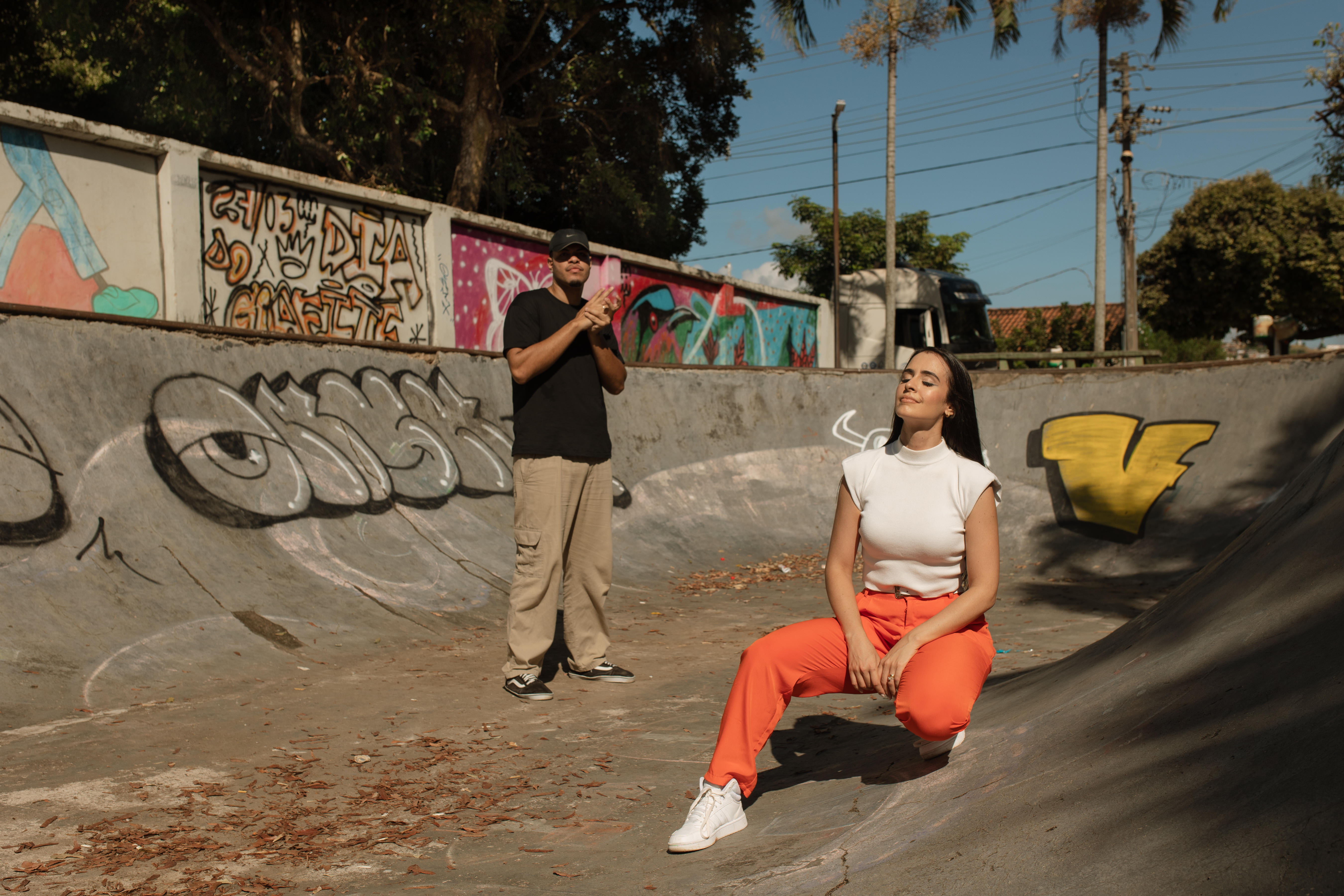 Dani Elle interpreta a canção “Mil Vezes”, com a participação do rapper Bdbrian