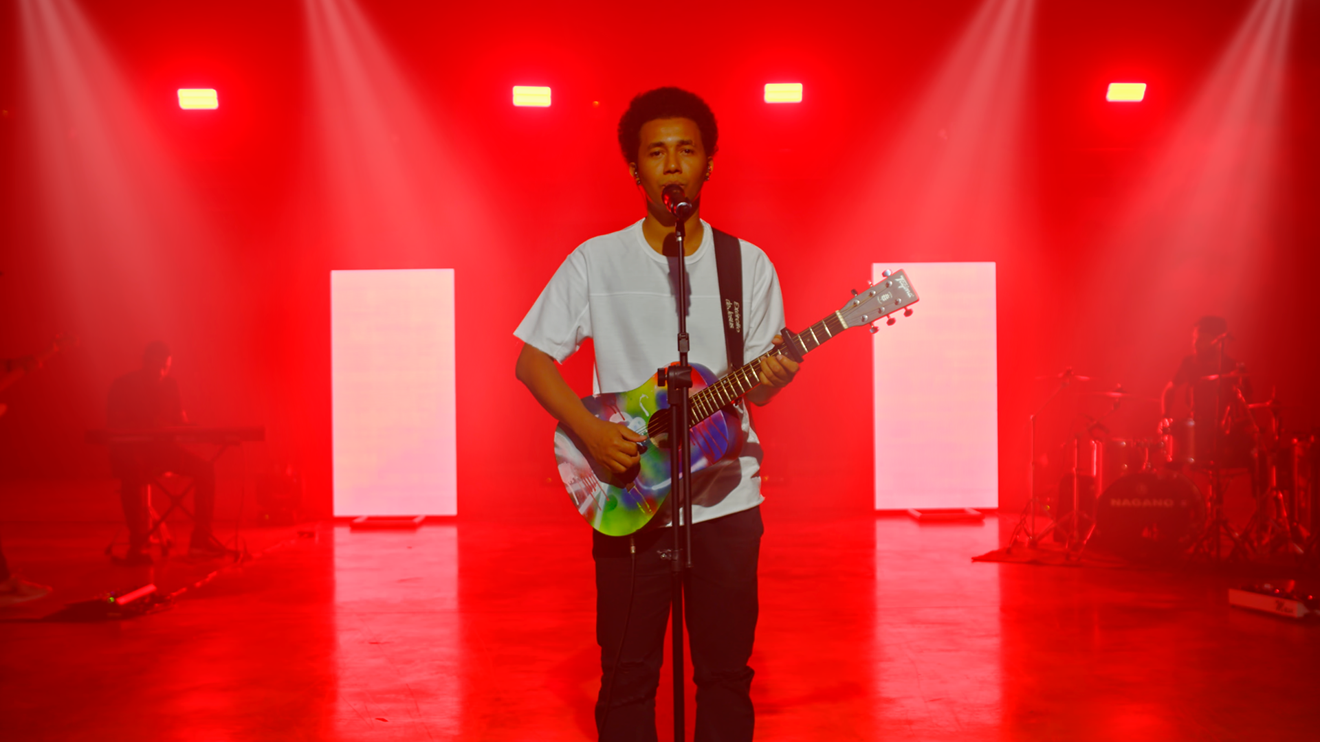 Denes Tarcisio em mais uma bela canção: “Com Cristo”, amor a Jesus em letra e melodia