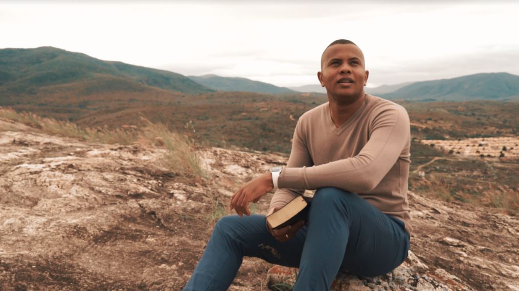 “Deus, Eu Te Amo”, Jeferson Maia declara adorando a Deus em seu primeiro single