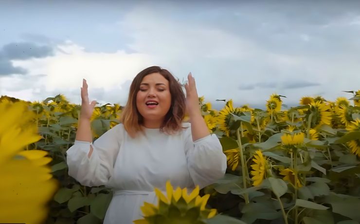 Do Japão para o Brasil, Emi Watanabe lança “Jardim”, poesia em forma de canção