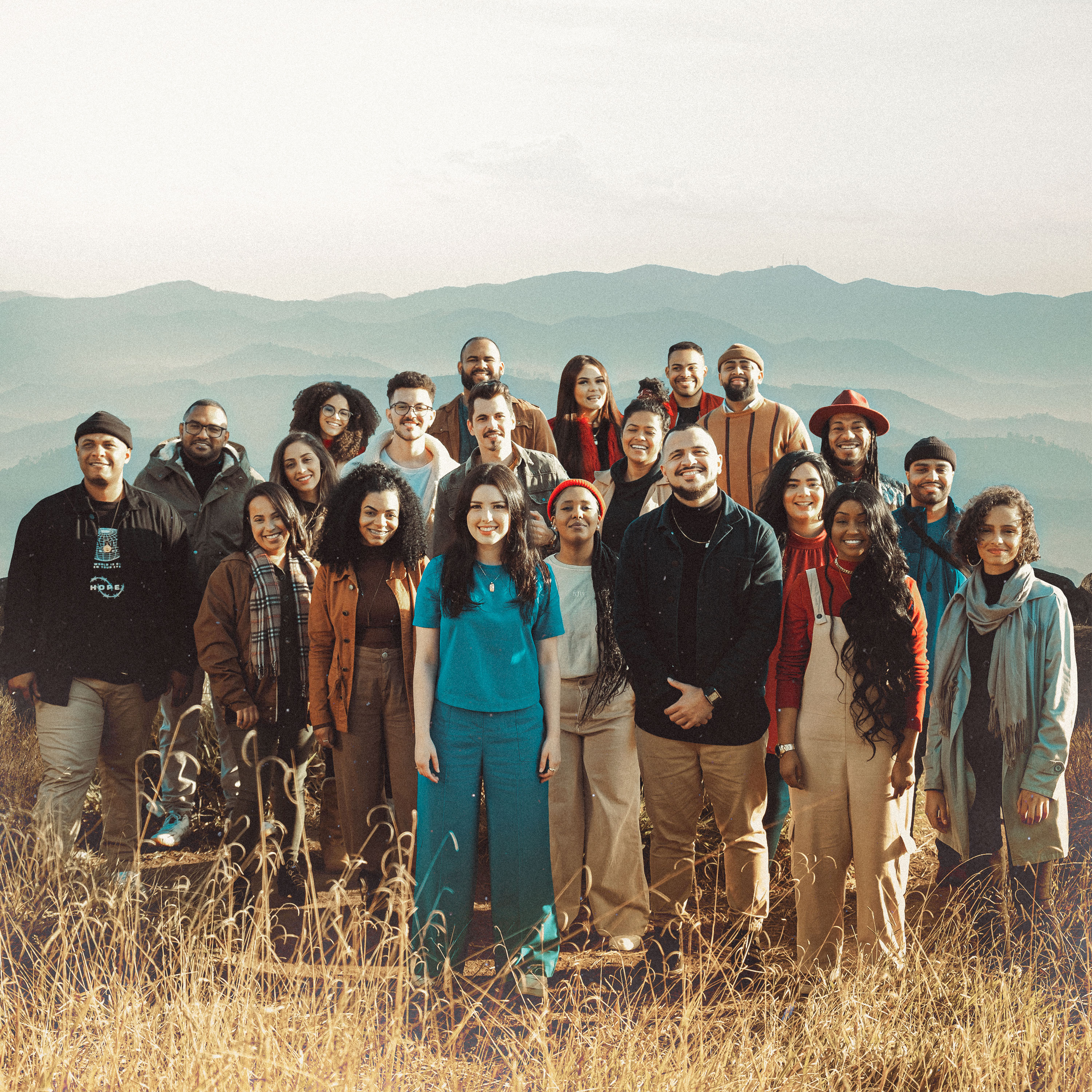 Esther Marcos se derrama em adoração em seu novo single “Santo dos Santos”