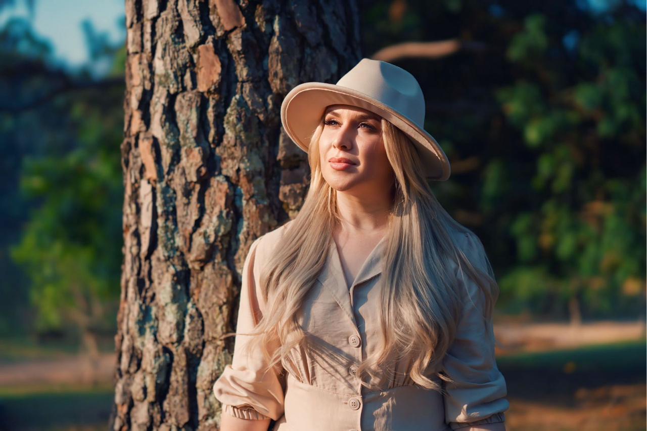 Fernanda Martell celebra sucesso do clipe “Águas Profundas” com mais de 25 mil visualizações no YouT