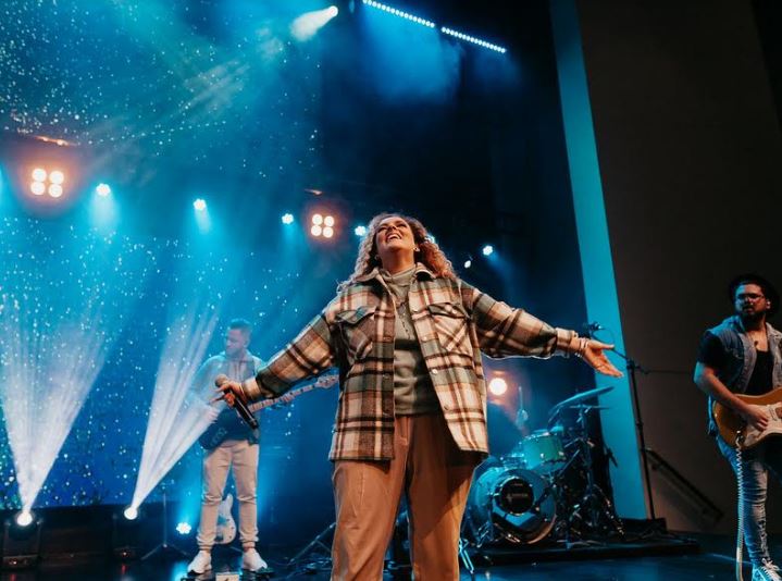 Gabi Sampaio canta “Quando estás neste lugar”, a força da presença de Jesus