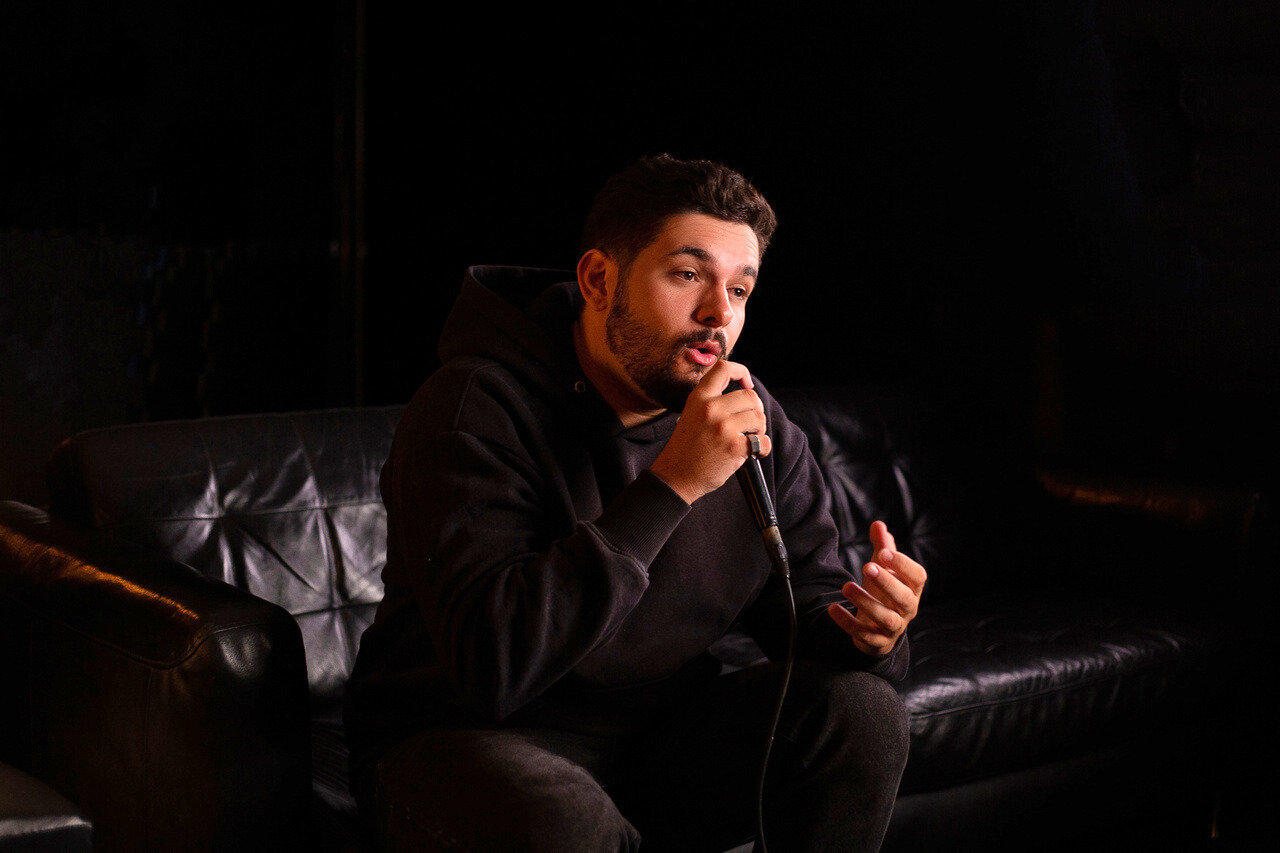 Gabriel Bulian canta com mestria o belo clássico cristão “Tudo Entregarei”