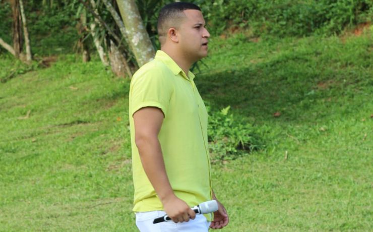 Gustavo Souza canta “Uma forma de canção”, sua primeira canção autoral