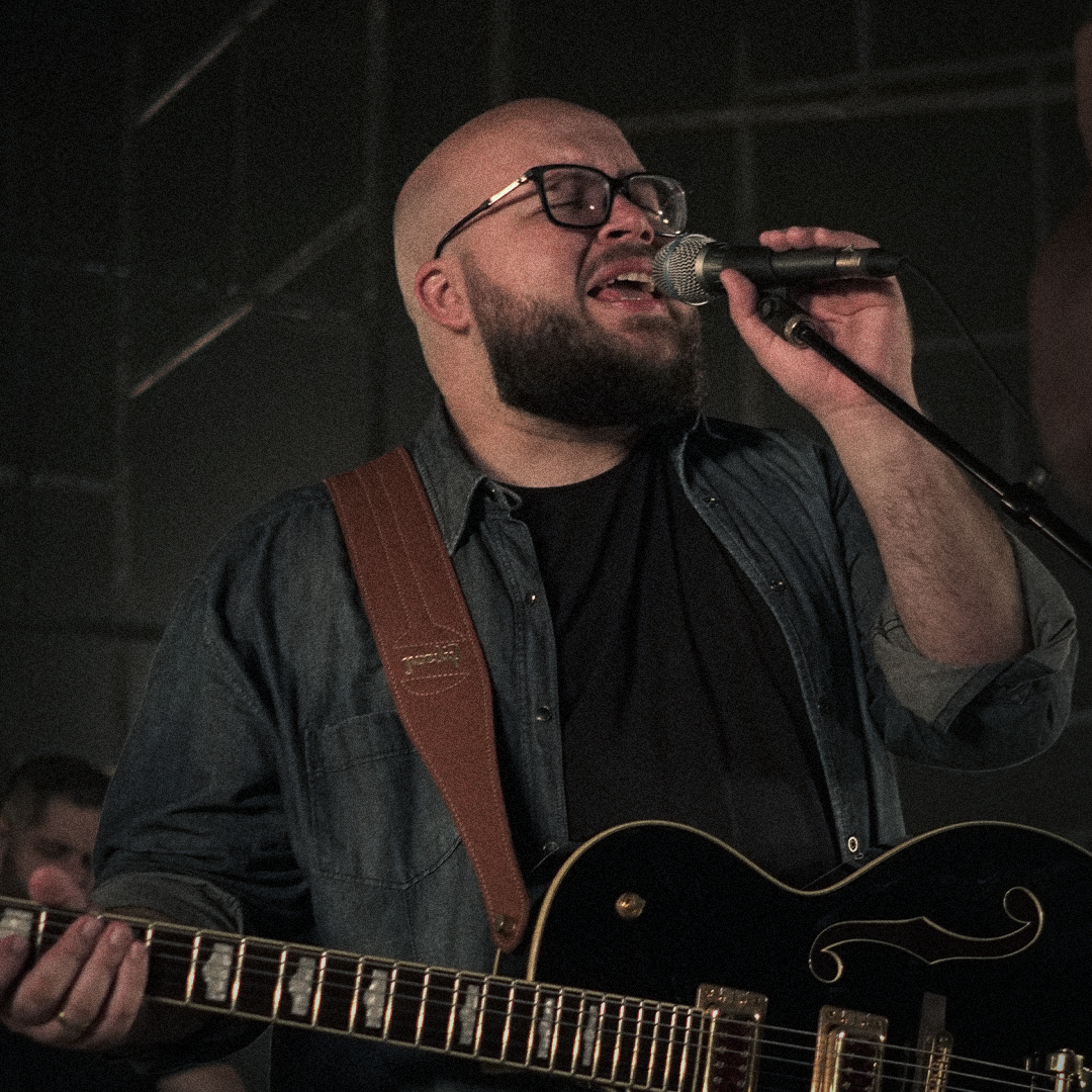 Henrique Carmellino lança o EP autoral “Caminhada”, adoração, fé e reverência