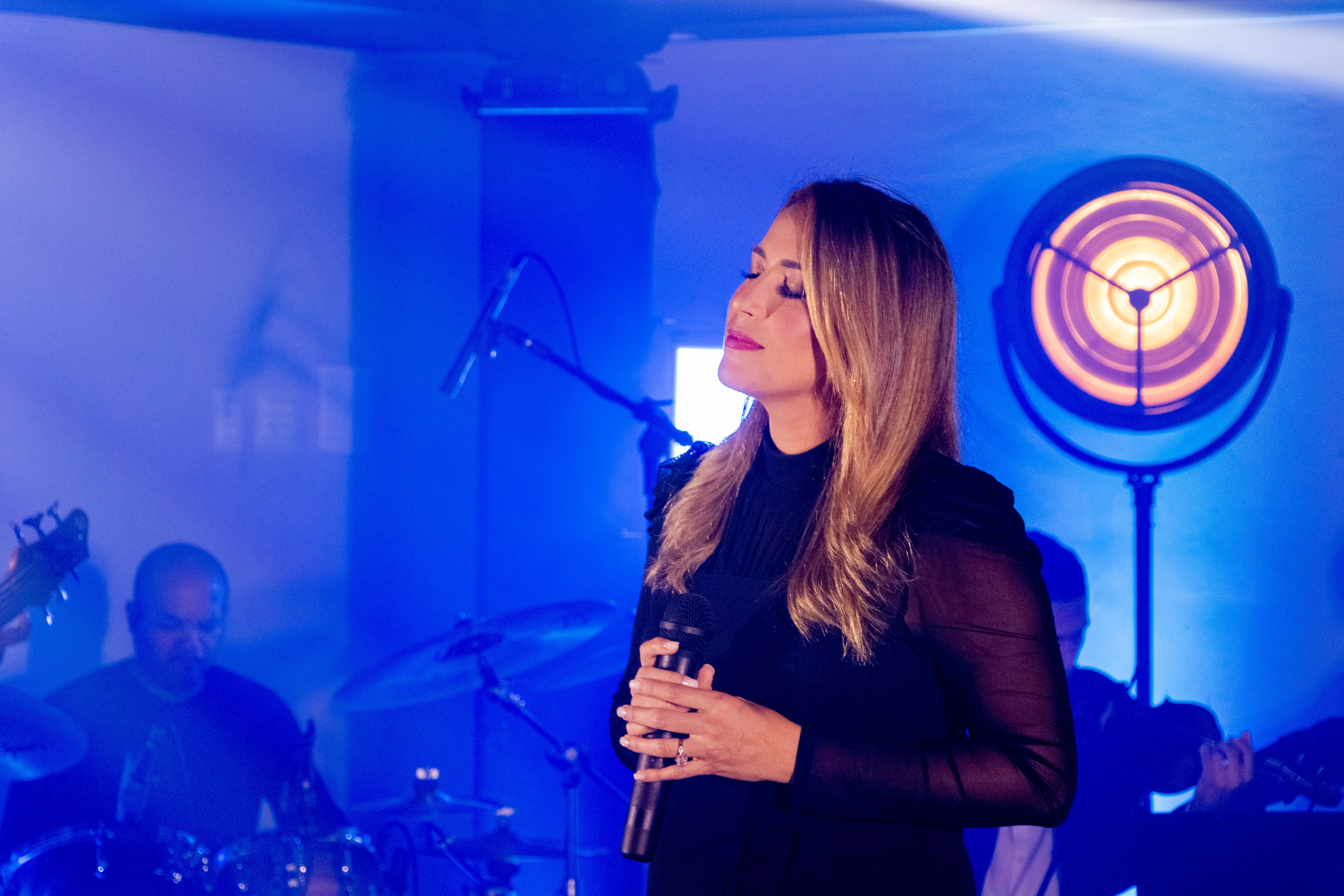 Iana Pordeus declara em uma linda canção: “Espera Nele” – fé todo o tempo!