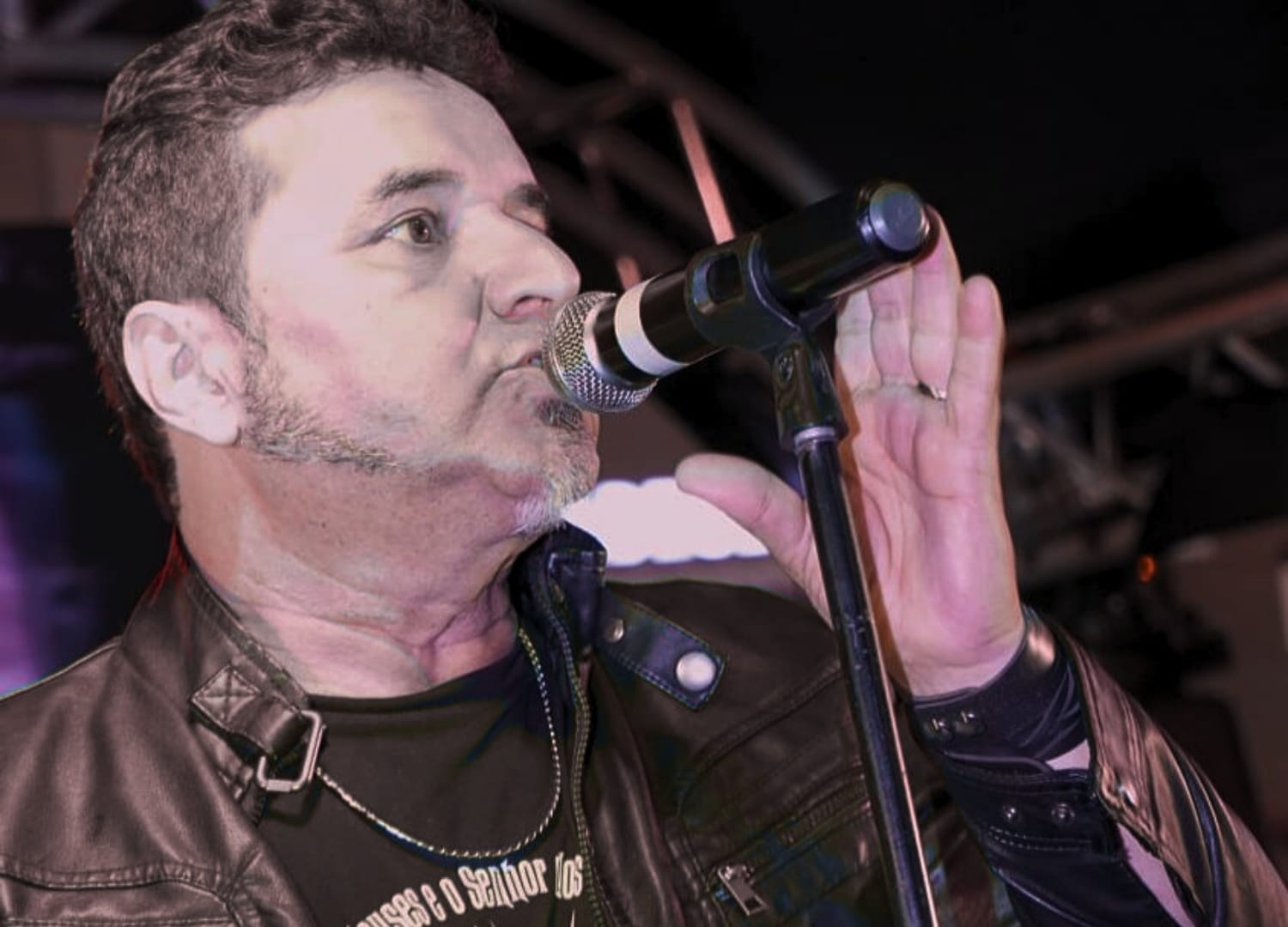 Jota T regrava o clássico pentecostal “Canela de Fogo” em versão rock