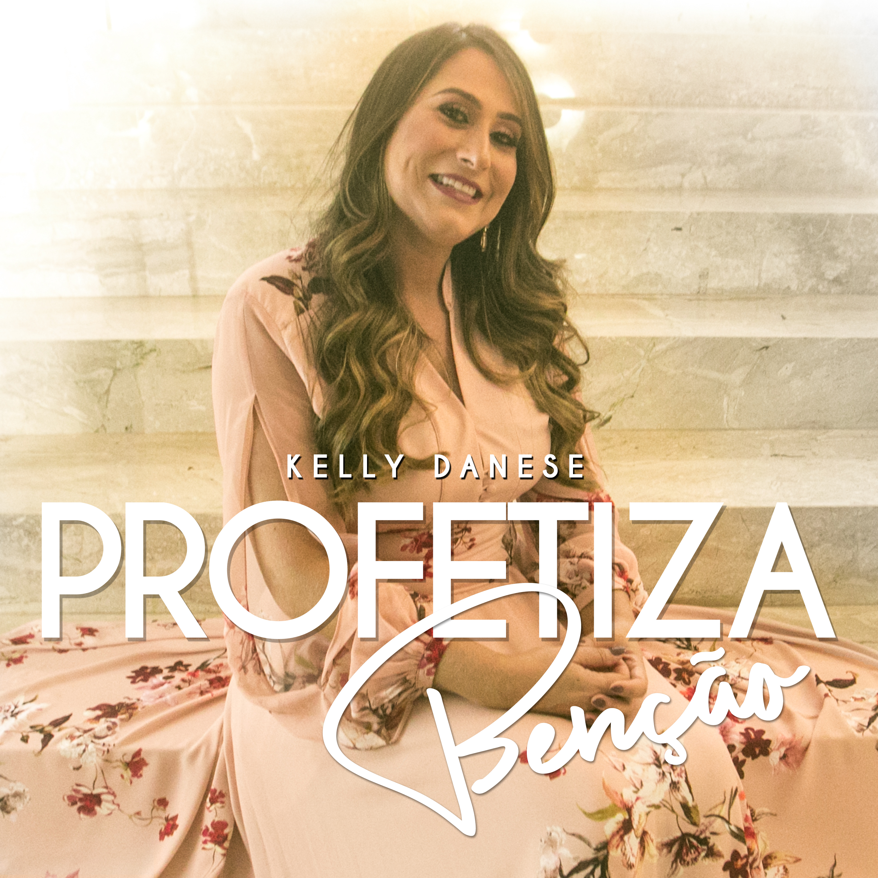 Kelly Danese retorna com força total e lança seu 1º single!