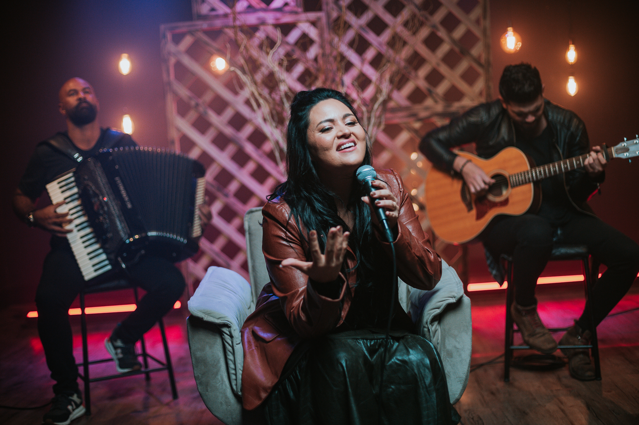 Kira Garcêz alcança um milhão de views em duas canções e fala sobre sua carreira ao lado da Todah Mu