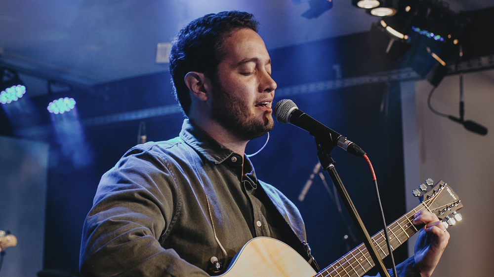 Lucas Brondi lança “Rendido Estou”, single que convida a descansar em Deus