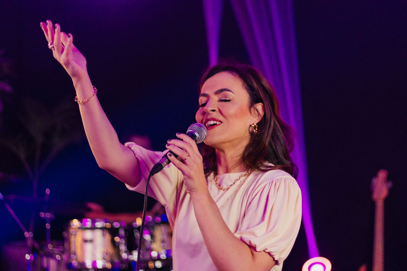 Mariana Bonatto interpreta “Ao Rei Das Nações”, um hino profético de adoração