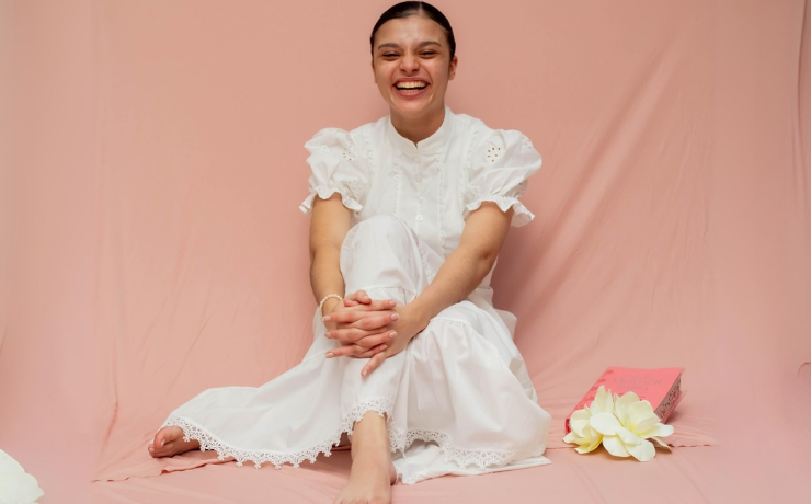 Naomy Cruz canta com profundidade a canção “Adoramos ao Rei”