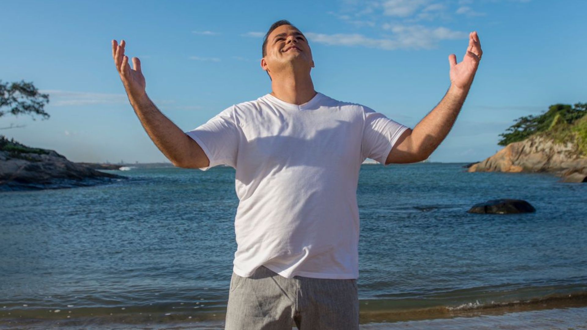 O cantor Pedro Barcelos participa do evento “Pescadores”, em Cariacica (ES)