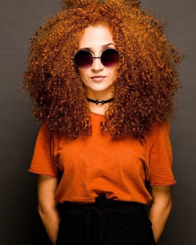 “Parecido Contigo” – Karen Dias disponibiliza em vídeo (lyric) o primeiro single da carreira solo.