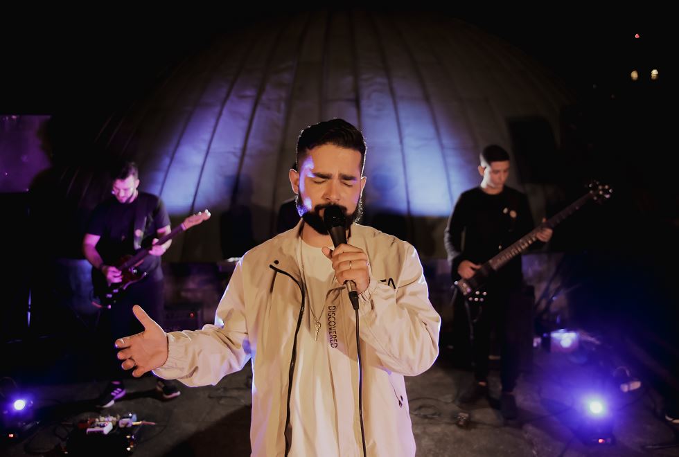 Patrick Mendes lança “Glória ao nosso Rei”, um hino de louvor a Deus