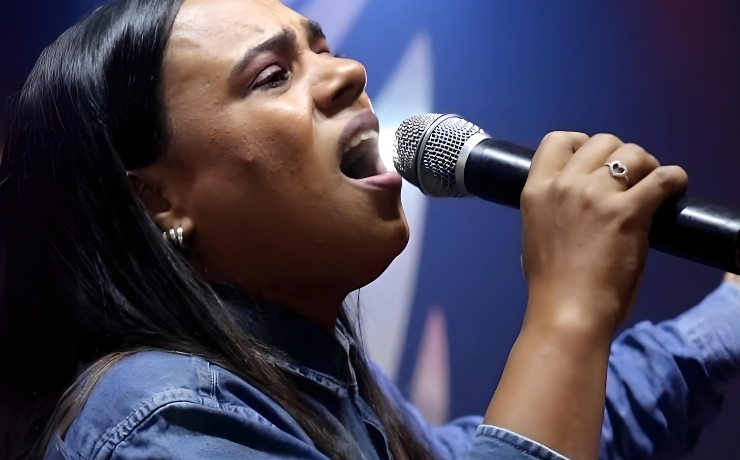 “Santo Deus”, uma canção de Kelly S. Rodrigues sobre a verdadeira identidade de Jesus