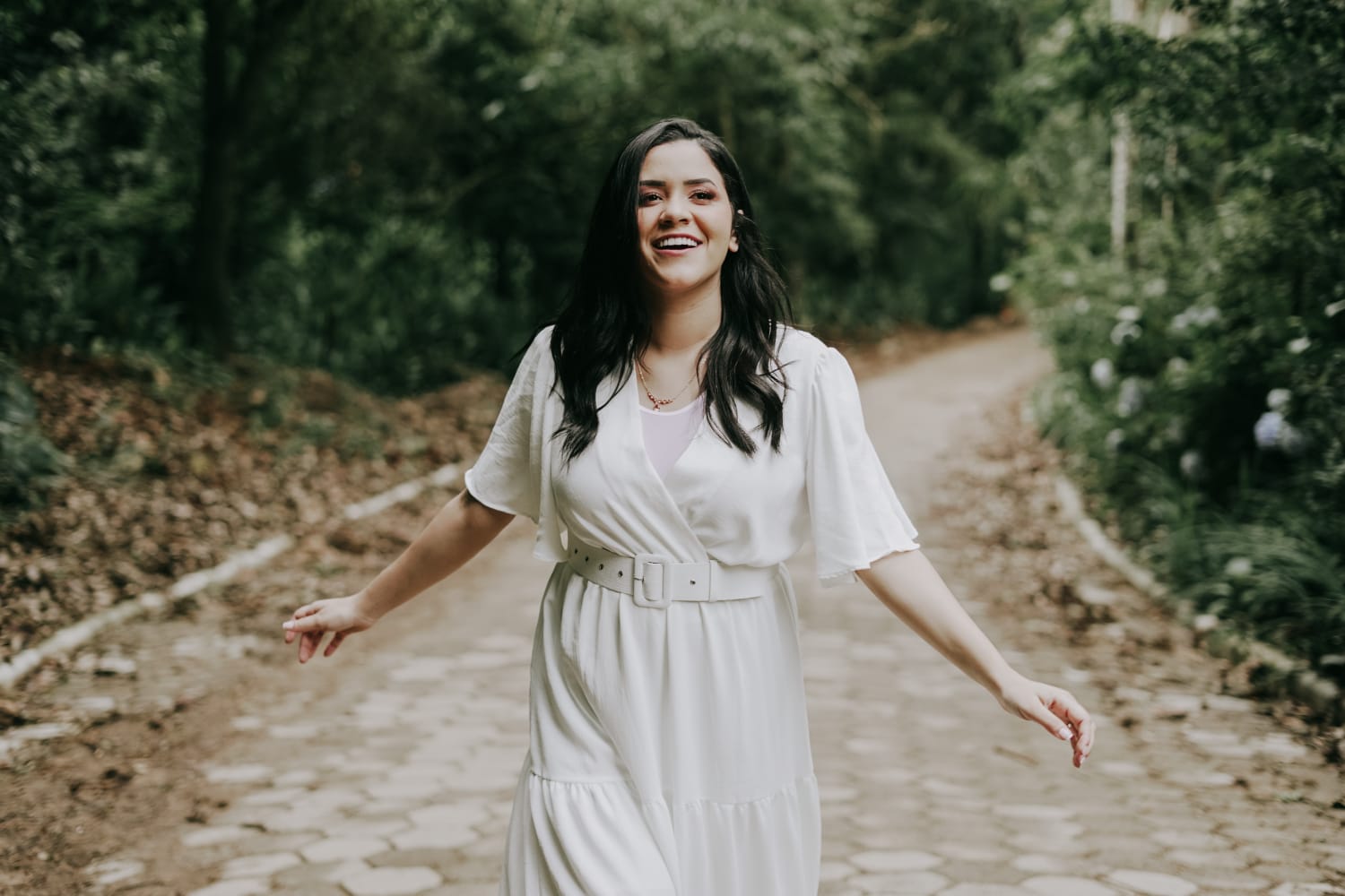 Stella Laura em “Me ensina”, uma linda oração cantada