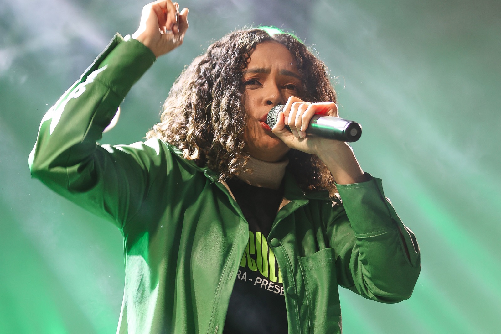 Tirza Almeida lança o single Louvai e grava videoclipe ao vivo no Clama Bahia 2024