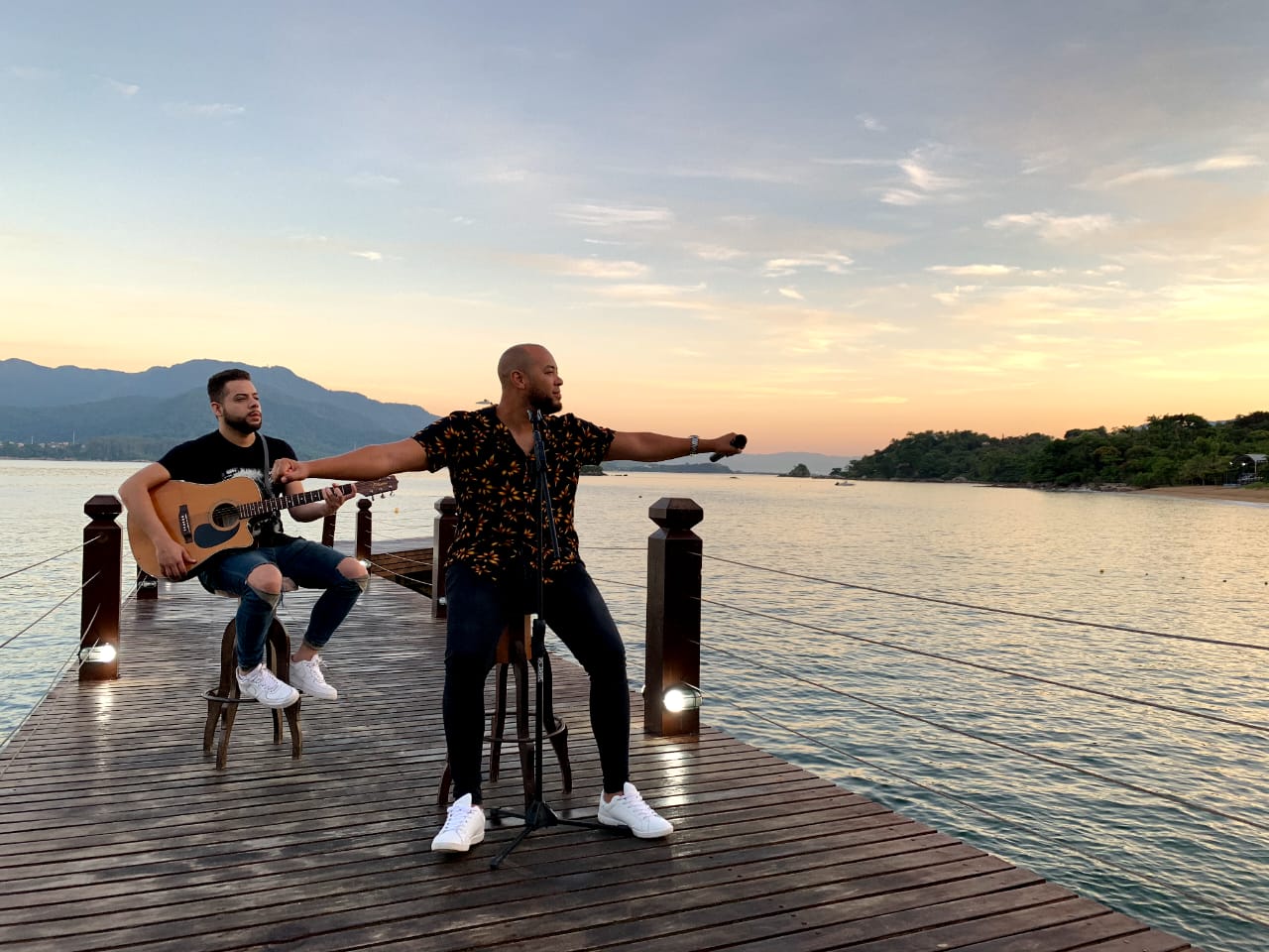 TON CANTA: Novo projeto de Ton Carfi destaca sua força como intérprete