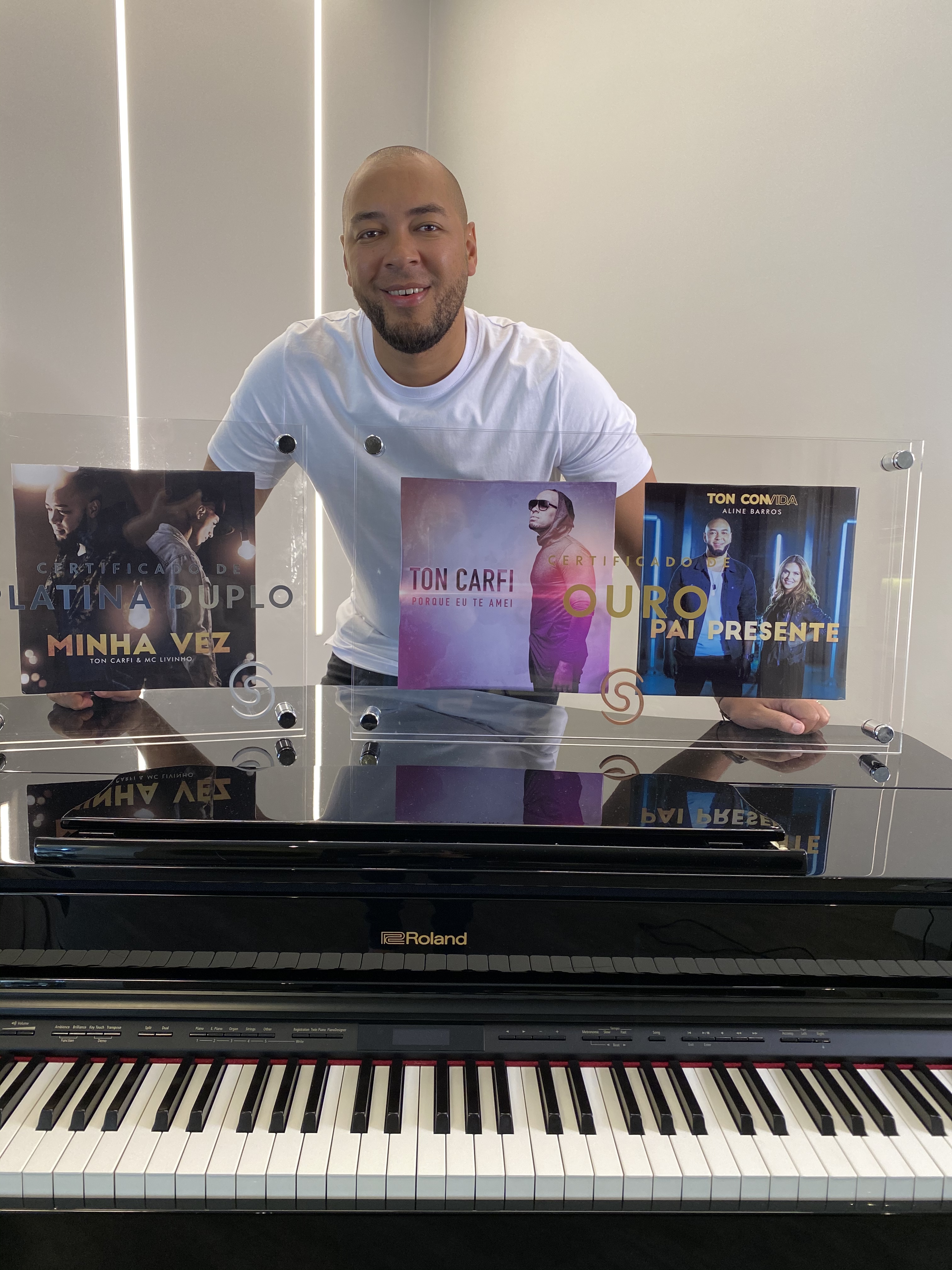 Ton Carfi recebe discos de ouro e de platina duplo pela Som Livre